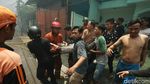Warga Pingsan Saat Terjebak Kebakaran di Taman Sari Jakbar
