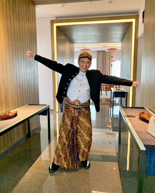 Saat Bamsoet pakai baju daerah pun, sneakers yang dijuluki Yeezy Oreo ini tetap setia menemani.  Foto: Instagram