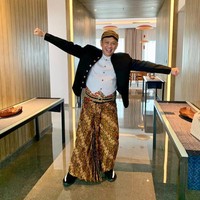 Saat Bamsoet pakai baju daerah pun, sneakers yang dijuluki Yeezy Oreo ini tetap setia menemani.  Foto: Instagram