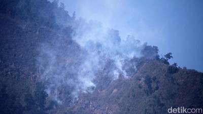 Penampakan Kepulan Asap Kebakaran di Gunung Malabar Bandung
