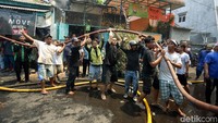 Warga bahu-membahu memadamkan kebakaran di permukiman padat tersebut.