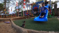 Sejumlah anak bermain perosotan di Taman Ceria 21.