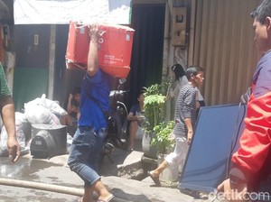 Kebakaran di Taman Sari Belum Padam, Warga Selamatkan TV hingga Kasur