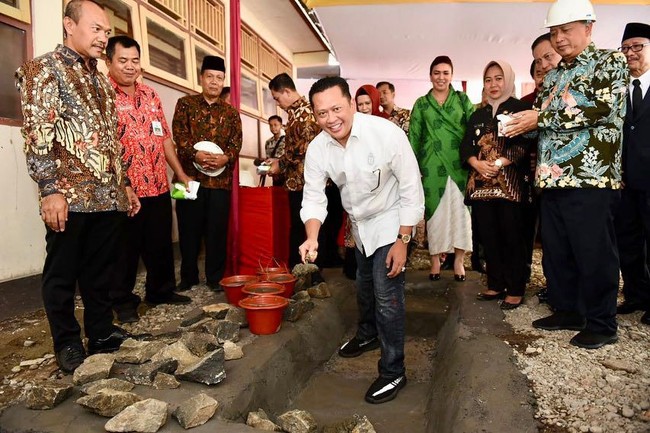 Dinas keluar kota, Bamsoet pun tak lepas dari sneakers favoritnya ini. Di acara Peletakan Batu Pertama Pembangunan Masjid Kampus Universitas Perwira Purbalingga, pria yang berlatar pengusaha itu bergaya dengan sneakers Yeezy.  Foto: Instagram