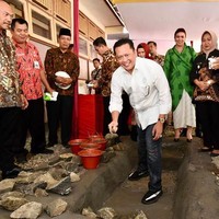 Dinas keluar kota, Bamsoet pun tak lepas dari sneakers favoritnya ini. Di acara Peletakan Batu Pertama Pembangunan Masjid Kampus Universitas Perwira Purbalingga, pria yang berlatar pengusaha itu bergaya dengan sneakers Yeezy.  Foto: Instagram