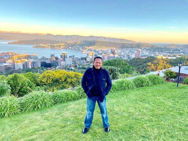 Bergaya formal tentu sudah menjadi keseharian Bambang Soesatyo mengingat statusnya sebagai anggota parlemen yang kemudian berkiprah sebagai Ketua DPR dan baru-baru ini terpilih menjadi Ketua MPR. Namun menariknya, sneakers Yeezy kerap menjadi andalan pria yang akrab disapa Bamsoet itu, baik dalam kesempatan formal maupun kasual.  Foto: Instagram