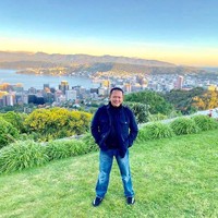 Bergaya formal tentu sudah menjadi keseharian Bambang Soesatyo mengingat statusnya sebagai anggota parlemen yang kemudian berkiprah sebagai Ketua DPR dan baru-baru ini terpilih menjadi Ketua MPR. Namun menariknya, sneakers Yeezy kerap menjadi andalan pria yang akrab disapa Bamsoet itu, baik dalam kesempatan formal maupun kasual.  Foto: Instagram