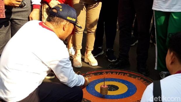 Sosialisasi Pekan Kebudayaan Nasional, Mendikbud Main Gasing di CFD