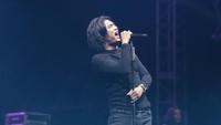 Charlie Van Houten membawa Setia Band makin memeriahkan panggung. Ia membawakan Rasa Yang Tertinggal dan Aku Terjatuh. Tak ketinggalan, ada lagu Nike Ardilla berjudul Bintang Kehidupan yang juga ia nyanyikan. (asep/detikcom)