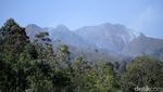 Penampakan Kepulan Asap Kebakaran di Gunung Malabar Bandung