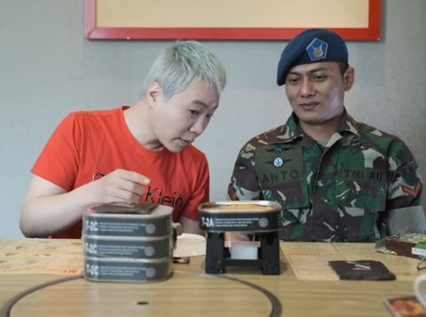 Cicip Ransum TNI, YouTuber Korea Ini Ketagihan Enaknya
