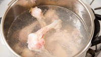 Tulang Ayam - Lee Holmes seorang penulis buku Holistic Food mengatakan tulang ayam dapat dibuat kaldu ayam yang enak, menenangkan, dan dapat membantu masalah pencernaan. Holmes menyarankan mengolah kaldu berbahan tulang dan ceker ayam bersama sari lemon, cuka apel, seledri, bawang merah, dan bawang putih.