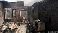 Atap hingga perabotan rumah tangga hangus terbakar.