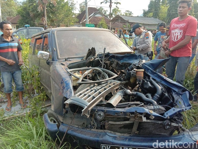 Sebuah Mobil Ringsek Terserempet KA Mutiara Timur, Satu Orang Tewas Sebuah Mobil Ringsek Terserempet KA Mutiara Timur, Satu Orang Tewas