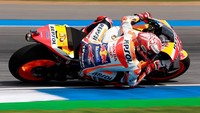 Marquez pun menjadi yang tercepat di MotoGP Thailand. Dia mengalahkan Fabio Quartararo, Marquez berhasil menyalip pebalap Yamaha Petronas SRT itu di lap terakhir. AFP/Lillian Suwanrumpha.