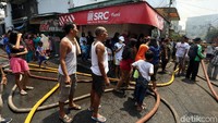 Asap tebal masih mengepul dari lokasi kebakaran.
