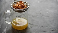 Aquafaba adalah cairan dari kacang-kacangan kaleng. Aquafaba bisa jadi pengganti telur untuk kaum vegan. Karena dengan aquafaba, Anda dapat membuat vegan meringue, mousse, kue, serta koktail. Dengan hanya menggunakan 3 sdm itu setara dengan satu telur. Foto: iStock