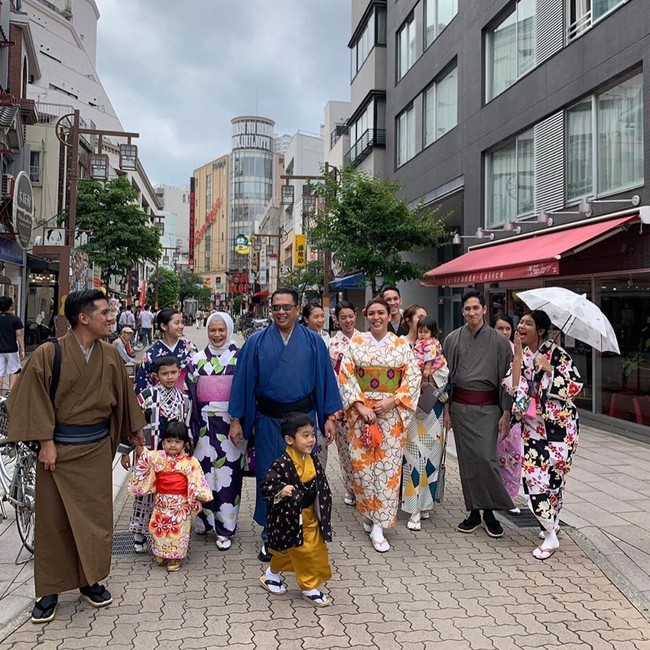 Sneakers Yeezy juga menjadi andalan pria kelahiran Jakarta, 10 September 1962, ini saat berlibur bersama keluarga di Jepang. Sneakers tersebut tampak dipadu dengan yukata, baju tradisional Jepang.  Foto: Instagram