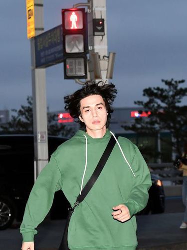 Lee Dong Wook tuai kontroversi karena menerobos lampu merah saat menyebrang