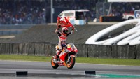 Dalam balapan di sirkuit Buriram, Marquez menjadi yang tercepat dalam 26 lap dengan catatan waktu 39 menit 36,223 detik.