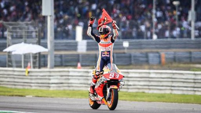 Marc Marquez jadi juara dunia MotoGP 2019 usai memenangi seri Thailand. (Foto: Lillian SUWANRUMPHA / AFP) Marc Marquez jadi juara dunia MotoGP 2019 usai memenangi seri Thailand. (Foto: Lillian SUWANRUMPHA / AFP)