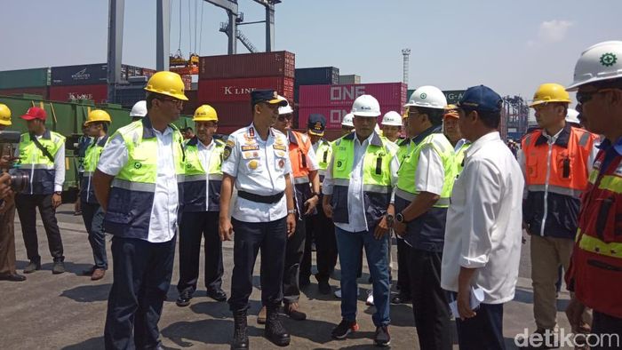 Foto: Budi Karya Sumada Cek Proses Bongkar Muat di Tanjung Priok(Herdi Alif Al Hikam/detikcom) Foto: Budi Karya Sumada Cek Proses Bongkar Muat di Tanjung Priok(Herdi Alif Al Hikam/detikcom)