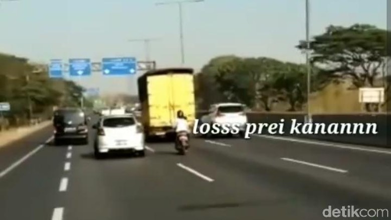 Viral Emak-emak Motoran Terobos Tol Gunungsari Surabaya Viral Emak-emak Motoran Terobos Tol Gunungsari Surabaya