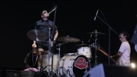 Desta dan Vincent terlibat saling ledek di reuni Club 80s. Foto: Asep Syaifullah