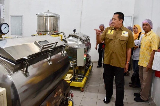 Kalau ini gaya Bamsoet kala meninjau sebuah pabrik pengalengan dan kemasan hasil-hasil pertanian di Banjanegara, Jawa Tengah, beberapa waktu lalu.  Foto: Instagram