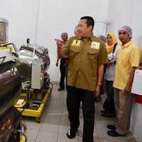 Kalau ini gaya Bamsoet kala meninjau sebuah pabrik pengalengan dan kemasan hasil-hasil pertanian di Banjanegara, Jawa Tengah, beberapa waktu lalu.  Foto: Instagram