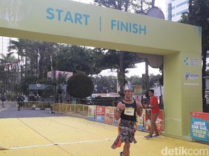Ada Gatotkaca Pamer Kesaktian di Jl HR Rasuna Said