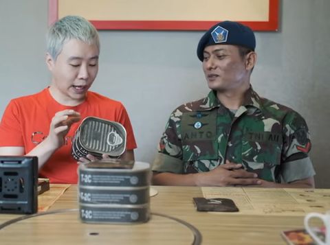 Cicip Ransum TNI, YouTuber Korea Ini Ketagihan Enaknya