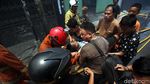 Warga Pingsan Saat Terjebak Kebakaran di Taman Sari Jakbar