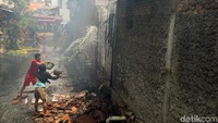 Warga membantu memadamkan api menggunakan peralatan seadanya. 