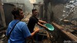 Potret Dramatis Warga Taman Sari Gotong-royong Padamkan Kebakaran