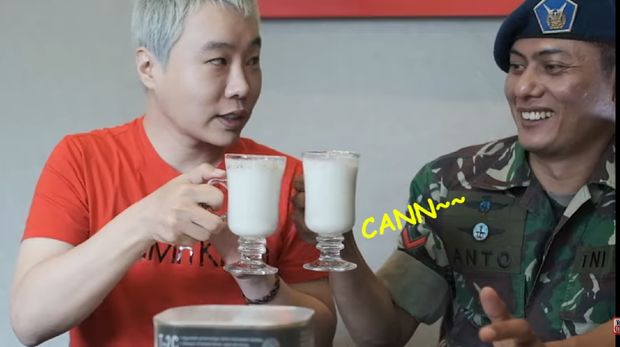 Cicip Ransum TNI, YouTuber Korea Ini Ketagihan Enaknya