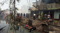 Beruntung tidak ada korban jiwa akibat kebakaran tersebut.
