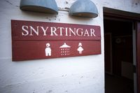 Ppapan penunjuk bertuliskan toilet dalam bahasa Islandia