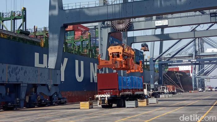 Foto: Budi Karya Sumada Cek Proses Bongkar Muat di Tanjung Priok(Herdi Alif Al Hikam/detikcom) Foto: Budi Karya Sumada Cek Proses Bongkar Muat di Tanjung Priok(Herdi Alif Al Hikam/detikcom)