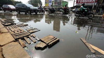 Potret Kumuhnya Jalan Raya Pondok Gede Kota Bekasi