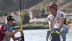 Foto: Mancing Mania! Kayak Gini Gaya Mancing Marc Marquez