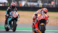Dalam balapan ini, Marquez mengerahkan segala upayanya di putaran pamungkas. Di tikungan tiga, dia sukses melewati Quartararo dan mempertahankan posisi, termasuk dari serangan Quartararo di tikungan terakhir. AFP/Lillian Suwanrumpha.