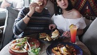 Burger, pizza, hingga French toast jadi santapan Agatha. Kali ini ia masih ditemani Jeje Soekarno. Foto: Istimewa