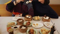 Dim sum adalah salah satu makanan favorit Agatha. Dara 22 tahun ini nampak asyik makan dim sum bareng Jeje Soekarno. Foto: Istimewa