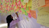 Yang menjadi favorit di tempat ini dan sempat viral di berbagai media sosial tentu saja adalah Kubah Aspirasi, dimana warga kota Bandung bisa menempelkan aneka aspirasi atau harapan dengan menempelkan sticky notes berwarna-warni.