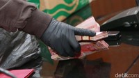Sementara itu dalam OTT, KPK mengamankan total Rp 728 juta. Basaria menyatakan duit yang diduga diterima Agung untuk kepentingan pribadinya. 