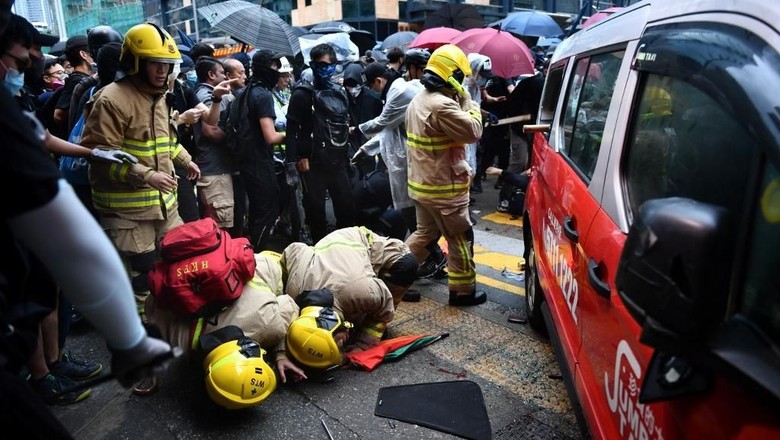 Taksi Tabrak Kerumunan Demonstran Hong Kong, Sopir Dipukuli Massa Taksi Tabrak Kerumunan Demonstran Hong Kong, Sopir Dipukuli Massa