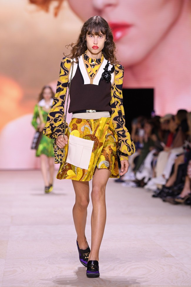 Fashion show Louis Vuitton di Paris Fashion Week, Selasa (1/10/2019) mempersembahkan koleksi busana yang terinspirasi abad ke-18 untuk musim semi 2020. (Photo by Pascal Le Segretain/Getty Images.