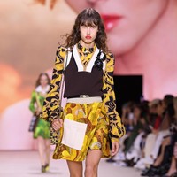 Fashion show Louis Vuitton di Paris Fashion Week, Selasa (1/10/2019) mempersembahkan koleksi busana yang terinspirasi abad ke-18 untuk musim semi 2020. (Photo by Pascal Le Segretain/Getty Images.