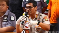 Kabid Humas Polda Metro Jaya Kombes Argo Yuwono mengatakan kedua tersangka itu membeli sabu di wilayah Jakarta Timur. Pembeliannya itu dengan cara pembayaran tunai.